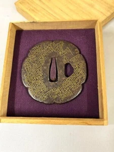 Antigua katana de espada samurai japonesa Tsuba diseño con incrustaciones y calados de Japón - Imagen 1 de 6