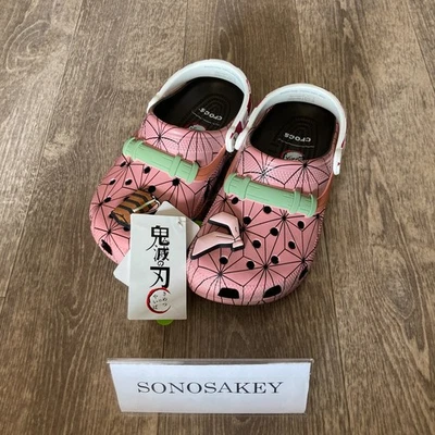 Zoccolo classico CROCS Demon Slayer Nezuko 22 - 29 cm nuovo con etichette dal Giappone - Immagine 1 di 4