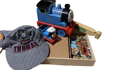 Thomas The Tank Engine & Friends 3 rompecabezas de madera en caja de almacenamiento, sombrero, silbato Foto 1 de 4