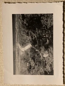 Vintage Foto Haus auf Hügel Gehweg hinunter zum Fluss Wasser Schwarzweiß 4,25" x 3" - Bild 1 von 2