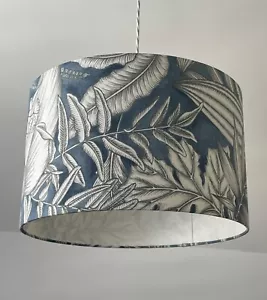 Pantalla de tambor de hojas tropicales botánicas azul Chambray - Imagen 1 de 10