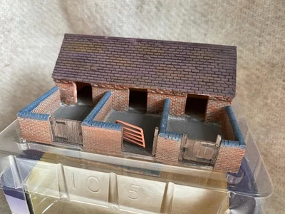 Bachmann Scenecraft 44-105 Red Brick Pigsty 1.76 Scale - Image 1 of 4