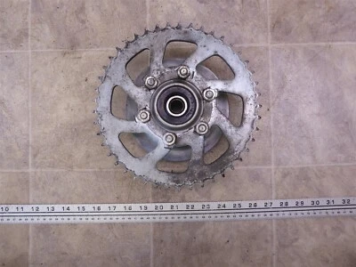 Yamaha XJ550 1982 Maxim Y463-2) rueda trasera piñón y soporte Foto 1 de 4