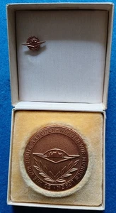 10 184 DDR Medaille+ Anstecknadel „Verdienstvoller Mitarbeiter im VEB Automobilw - Picture 1 of 6