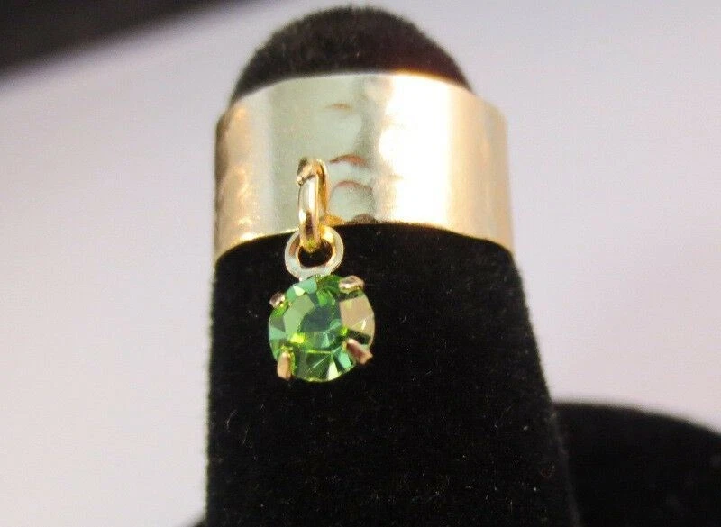 14 Karat Vergoldet Gehämmerte Zehen Ring Mit Peridot (August) Kristall Anhänger - Bild 1 von 1