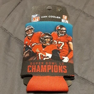 SUPER BOWL LV CHAMP TAMPA BAY BUCCANEERS KOOZIE CAN COOLER NUOVO DOPPIO LATO PIATTO - Foto 1 di 2
