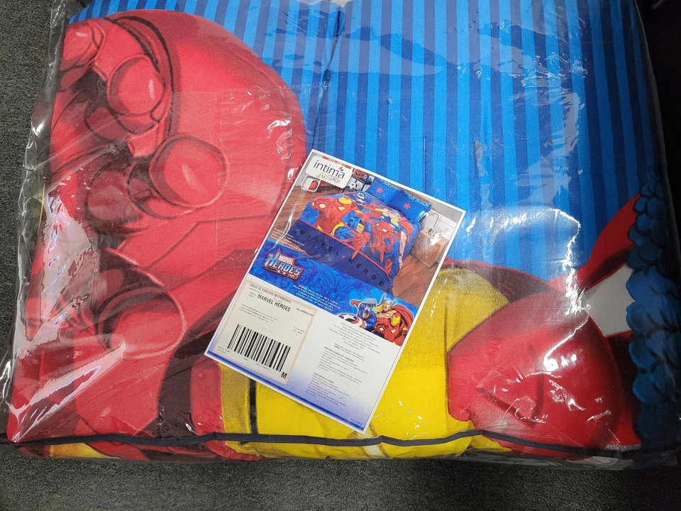 Juego de 4 piezas Marvel Heroes, edredón de plumas, falda de cama 2 fundas de almohada Foto 1 de 1