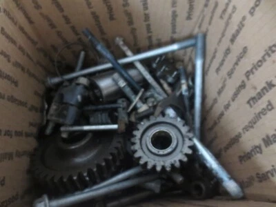 Suzuki Eiger 400 2003 2x2 cambio de pie ATV usado caja de pernos tuercas lote herrajes Foto 1 de 3