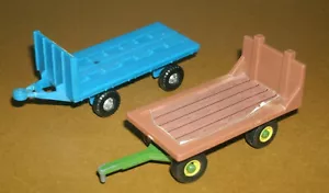 Zwei 1/64 Größe Landwirtschaft Pritschenbett Heu Anhänger Kunststoff Spielzeug Zubehör (Ertl Kentoys) - Bild 1 von 6