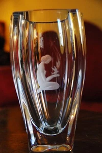 VASO IN CRISTALLO SVEDESE FIRMATO KOSTA? INTAGLIATO CON FIGURA FEMMINILE - Foto 1 di 5