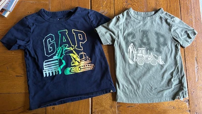 Usado en Excelente Condición Lote de 2 Camisetas Gap Talla 4T Camiones de Construcción Gris Marino/Verde Foto 1 de 4