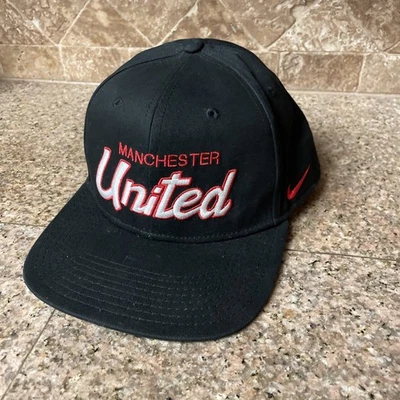 Boné Manchester United Nike SnapBack logotipo script futebol Swoosh preto vermelho - Imagem 1 de 4