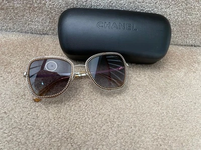 ¡Chic Chanel Gafas de sol brillantes! Foto 1 de 4