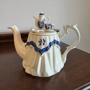 Paul Cardew Blue Willow Tea Table Teapot: Designed In England. - Picture 1 of 19
