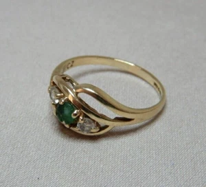 VINTAGE ENGLISH 9CT GOLD RING SET WITH AN EMERALD AND CZs 3399 - Picture 1 of 5