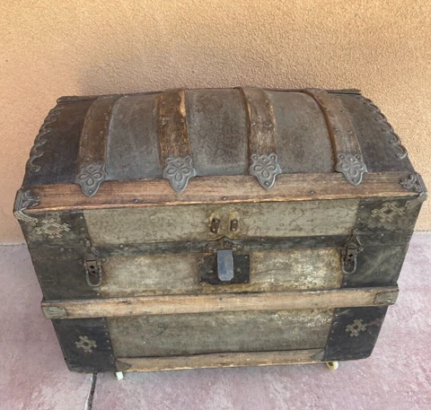 ANTIQUE/VINTAGE DOME TOP OAK METAL STEAMER TRUNK  FUNCTIONAL HISTORY Cover
