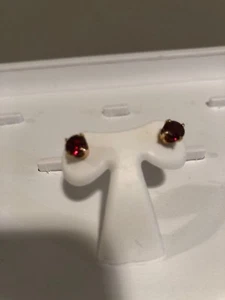 14k Yellow Gold  Stud Earrings With 2 Genuine Garnets - Picture 1 of 4