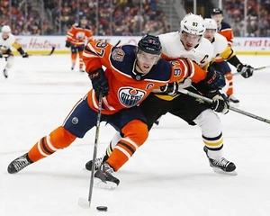 Connor McDavid kämpft gegen Sidney Crosby Oilers Pinguine 8x10 NHL Foto - Bild 1 von 1