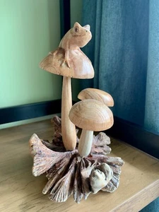 Wooden Frog on Three Mushrooms Ornament Natural Wood Carving Fairtrade - Picture 1 of 11