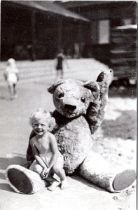 Oso de peluche gigante niño pequeño RPPC - Reimpresión foto postal T Fridy Lancaster PA - Imagen 1 de 2