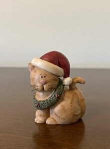 2013 Blossom Bucket Suzi Skoglund CAT Christmas Wreath Santa Hat Resin Figurine - Picture 1 of 7