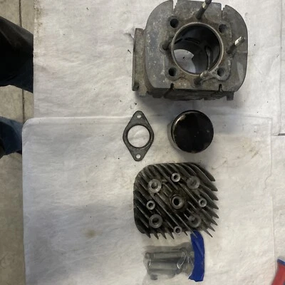 Kawasaki Sno Jet 440 SST 1977 toma de fuerza (izquierda) cilindro, culata, pistón Foto 1 de 4