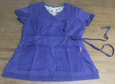 Blusa Médica Pequeña Koi Para Mujer Púrpura Envoltura Cuello en V Bolsillos Atados Uniforme de Enfermera Foto 1 de 4
