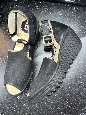 Sandalias Fly London negras de cuero con hebilla de cuña punta abierta talla 10 S13 de EE. UU. Foto 1 de 4