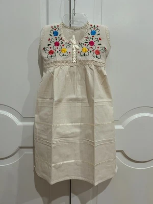Vestido de niña mexicana con bordado a mano. Foto 1 de 4