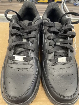 Talla 7y-Nike Air Force 1 LE Triple Negro FV5951-001 Air Force One AF1 Foto 1 de 4