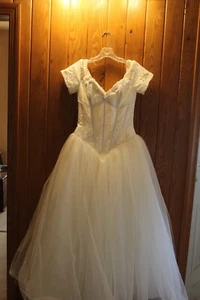 GLORIA VANDERBILT SZ 6 WHITE WEDDING DRESS BEADS SEQUINS WITH LAYERS OF TULLE - Picture 1 of 15