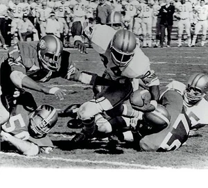 1967 Wire Photo Lions Mel Farr scores TD against 49ers Randolph Beard and Nunley - Picture 1 of 2