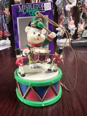 Muérdago Colección Mágica Navidad Tambor Oso y Soldados Adorno Foto 1 de 4