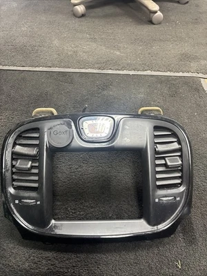 Chrysler 300 2015-2017 tablero radio bisel moldura AK27465DX8008 con ventilaciones Foto 1 de 4