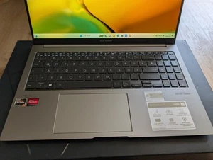 ASUS ZenBook UM3504 15,6" AMD Ryzen 7 7735U 16GB 1TB SSD Win11 Radeon 680M Adobe - Bild 1 von 10