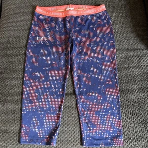 NUEVO CON ETIQUETAS UNDER ARMOUR Niñas XL YXL Multicolor HeatGear Capri Leggings Pantalones - Imagen 1 de 5