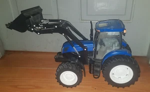 Britains ERTL New Holland T7050 Tractor 1:16 Scale Lights Sounds.good condition - Picture 1 of 8