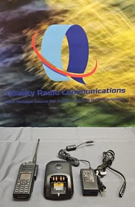 Radio bidireccional Motorola MotoTRBO XPR7550 UHF 403-512 MHz AAH56RDN9KA1AN con cargador - Imagen 1 de 7