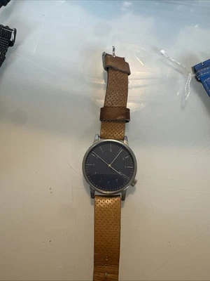 Reloj komono con cara azul marino correa de cuero marrón parte trasera de acero inoxidable Foto 1 de 3