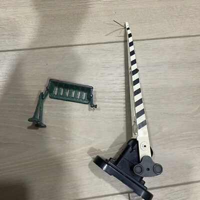 POSTWAR VINTAGE LIONEL #252 O GAUGE OPERATING LIGHTED CROSSING GATE & Bench - Image 1 of 4