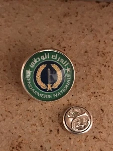 GROS PIN'S 2cm Métal Argenté Fantaisie Gendarmerie National Algérie - Picture 1 of 1