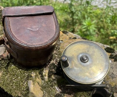 Винтажная латунная нахлыстовая катушка 4 дюйма стиль Hardy с кожаным чехлом - Изображение 1 из 4