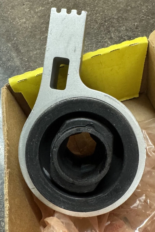 Buje de brazo de control de suspensión inferior delantera Moog K200363 para Ford Taurus 08-12 Foto 1 de 4