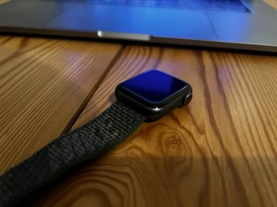 Apple Watch Serie 4 40mm Grigio Siderale Cinturino Nike Sport Usato Batteria 75% - Immagine 1 di 4