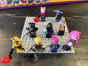 Lego Fortnite  Battle Bus 77073 Complete Set Of 9 Mini figures W/ Accessories - Picture 1 of 9