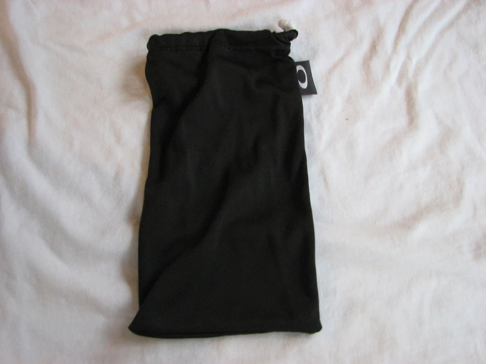 Auténtica bolsa de almacenamiento de limpieza de gafas de sol Oakley cigüeñal de microfibra negra Foto 1 de 1