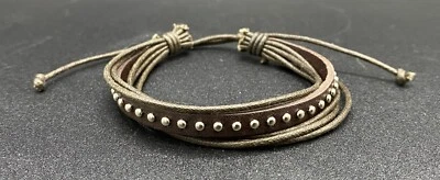 Pulsera unisex hecha a mano con tachuelas tono cuero y plata - Envío gratuito Foto 1 de 4