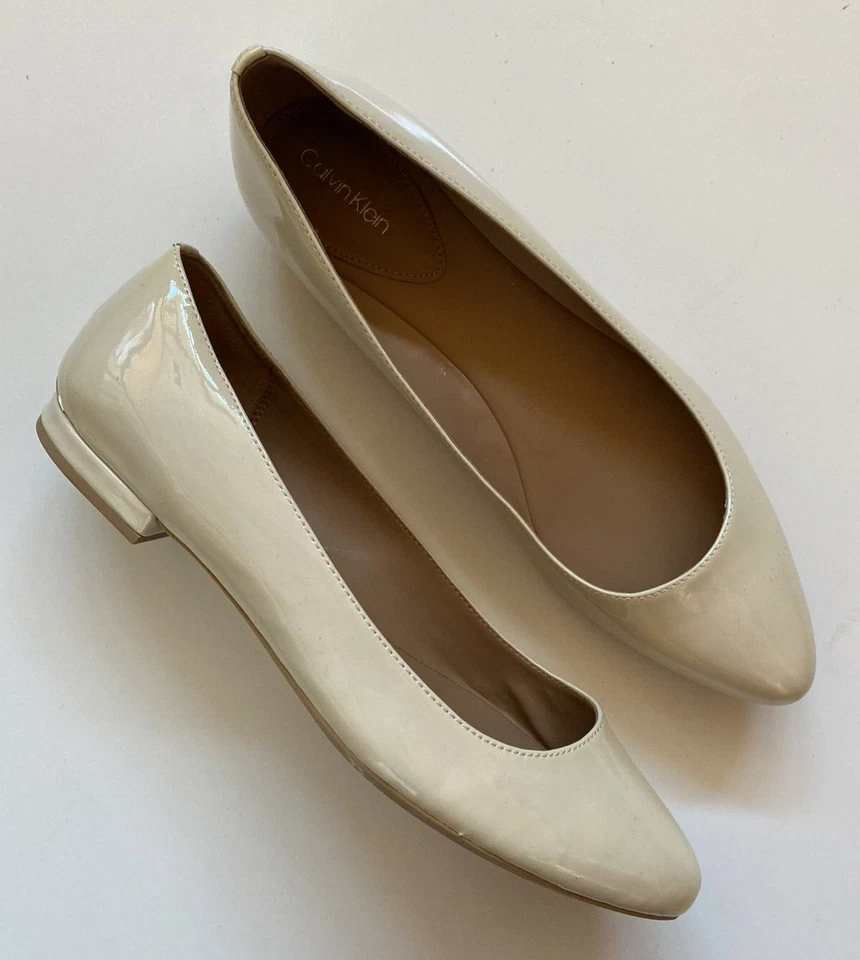 Zapatos planos de ballet Calvin Klein charol marfil brillante para mujer talla 10M NUEVO Foto 1 de 4