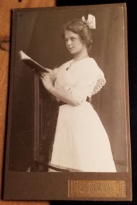 stehendes Mädchen mit Buch / CDV Erdmann Friedrichs Duisburg Meiderich - Bild 1 von 1