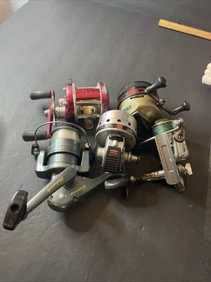 Lot Of 5 Vintage Fishing Reels Daiwa Shakespeare Zebco Leo AS IS - Image 1 of 4